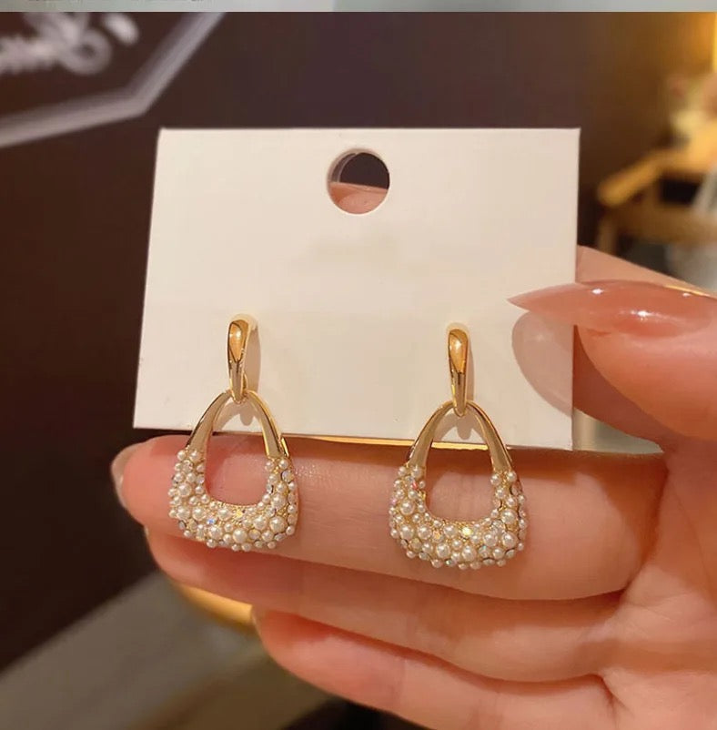 Antique Charm Baroque Pearl Drop earring  (Silver)